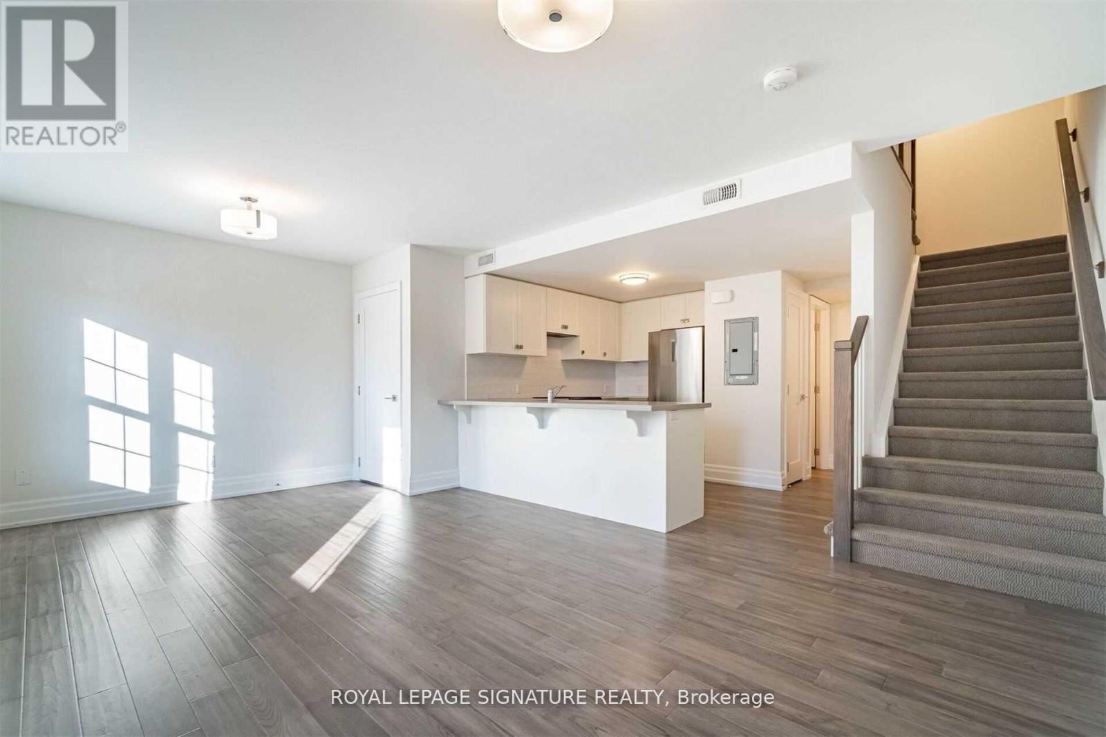 Photo 1 of 202 760 Lakeshore Road E, Mississauga ON