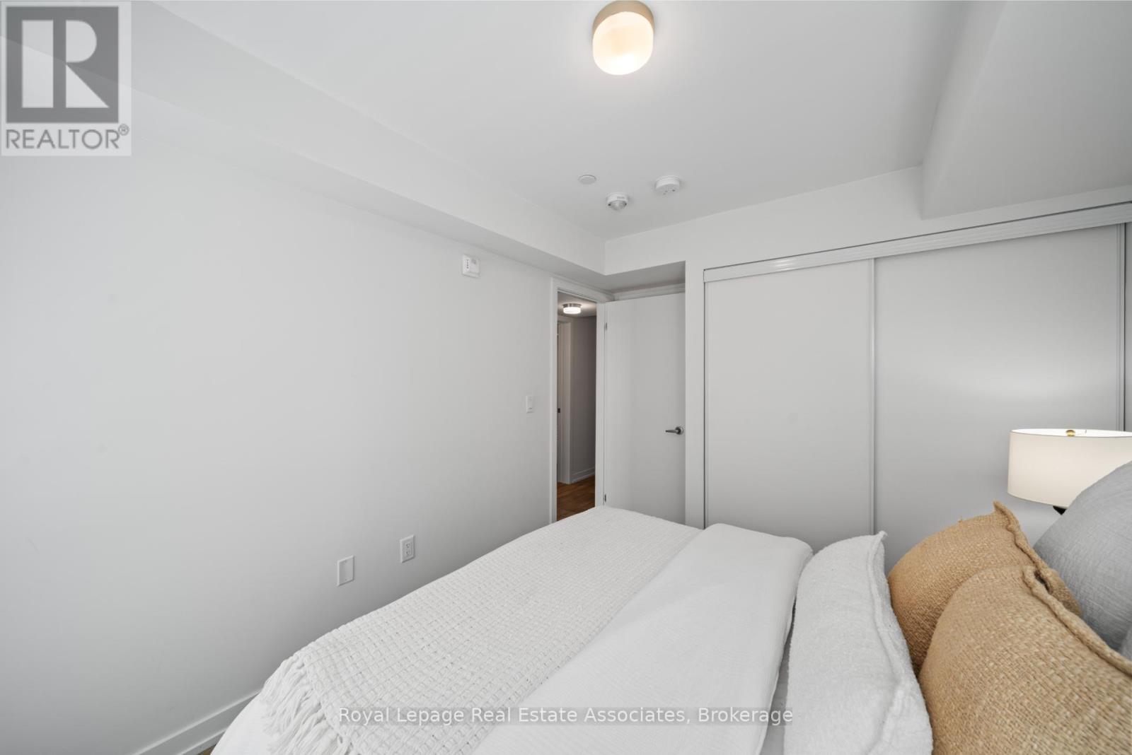 Photo 8 of 10 3546 Colonial Drive, Mississauga ON