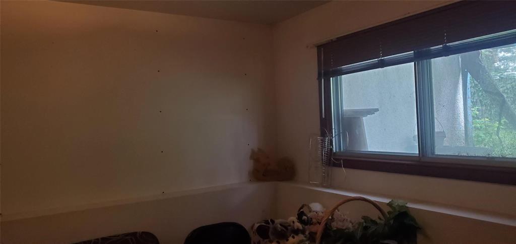 Photo 10 of 58 Sandham Crescent, Winnipeg MB