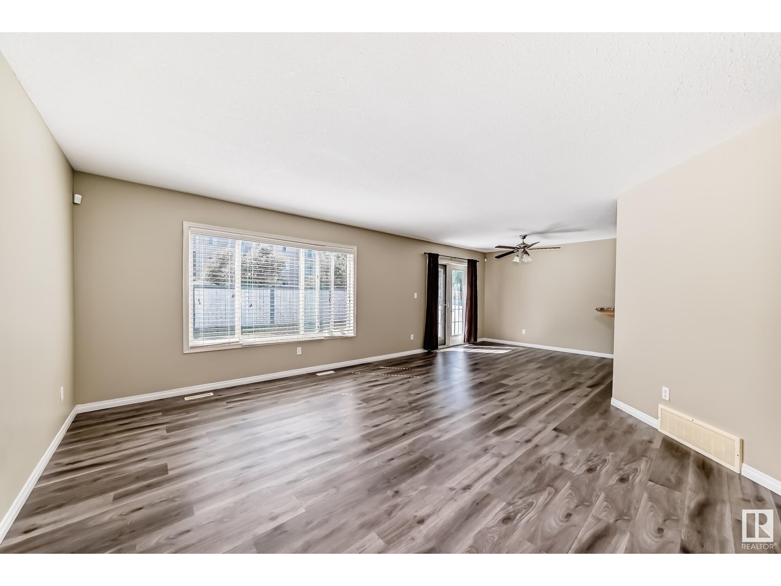 Photo 17 of 3510 22 St Nw, Edmonton AB