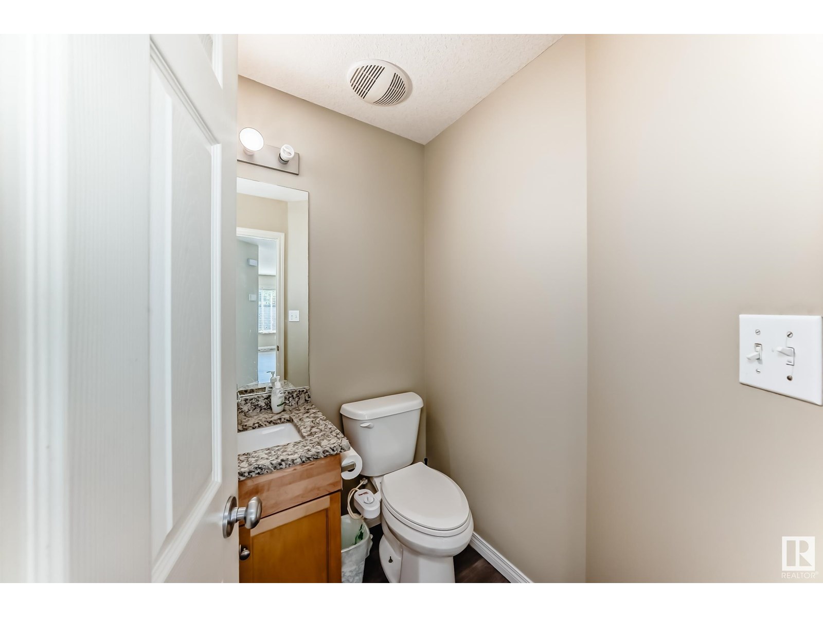 Photo 19 of 3510 22 St Nw, Edmonton AB