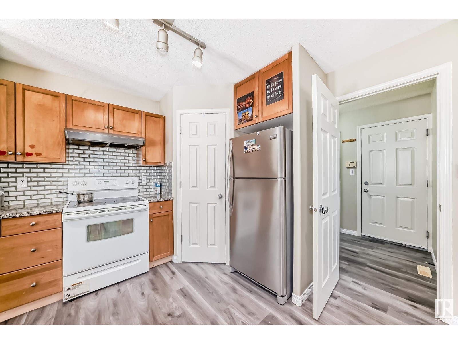 Photo 8 of 3510 22 St Nw, Edmonton AB