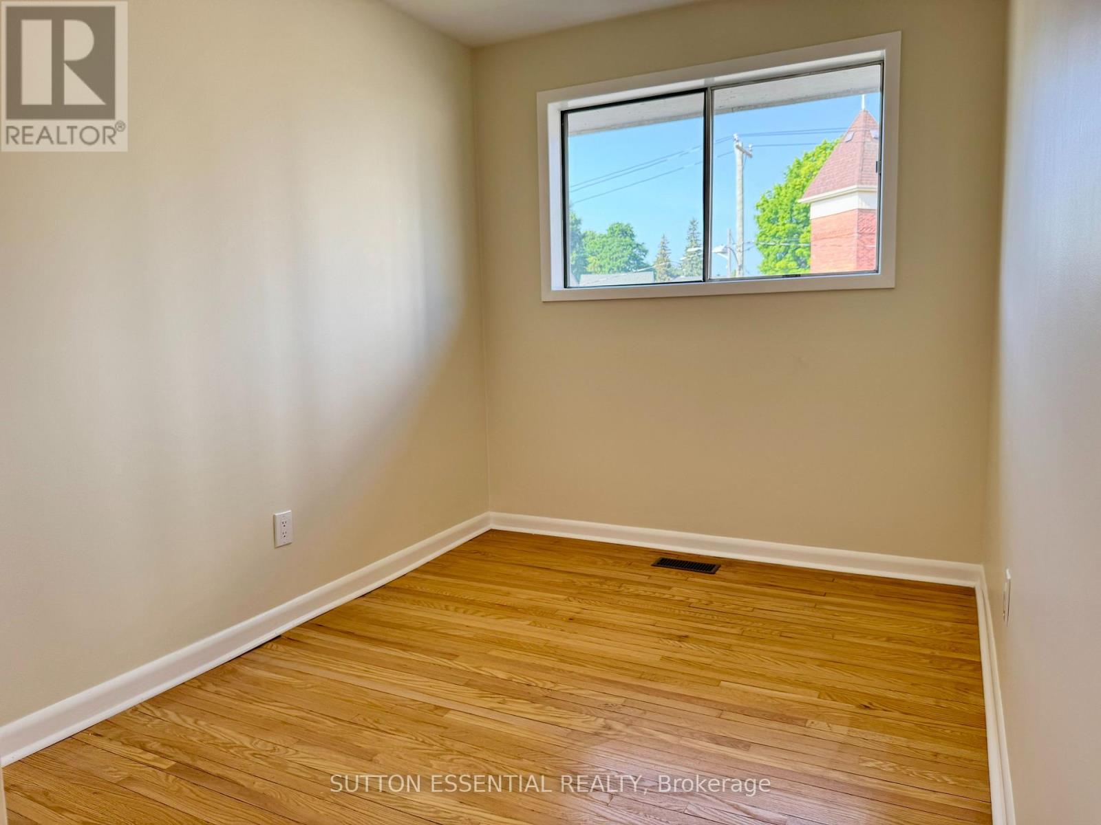 Photo 10 of 213 Perth Street, Brockville ON