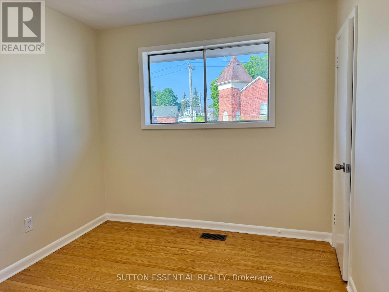 Photo 11 of 213 Perth Street, Brockville ON