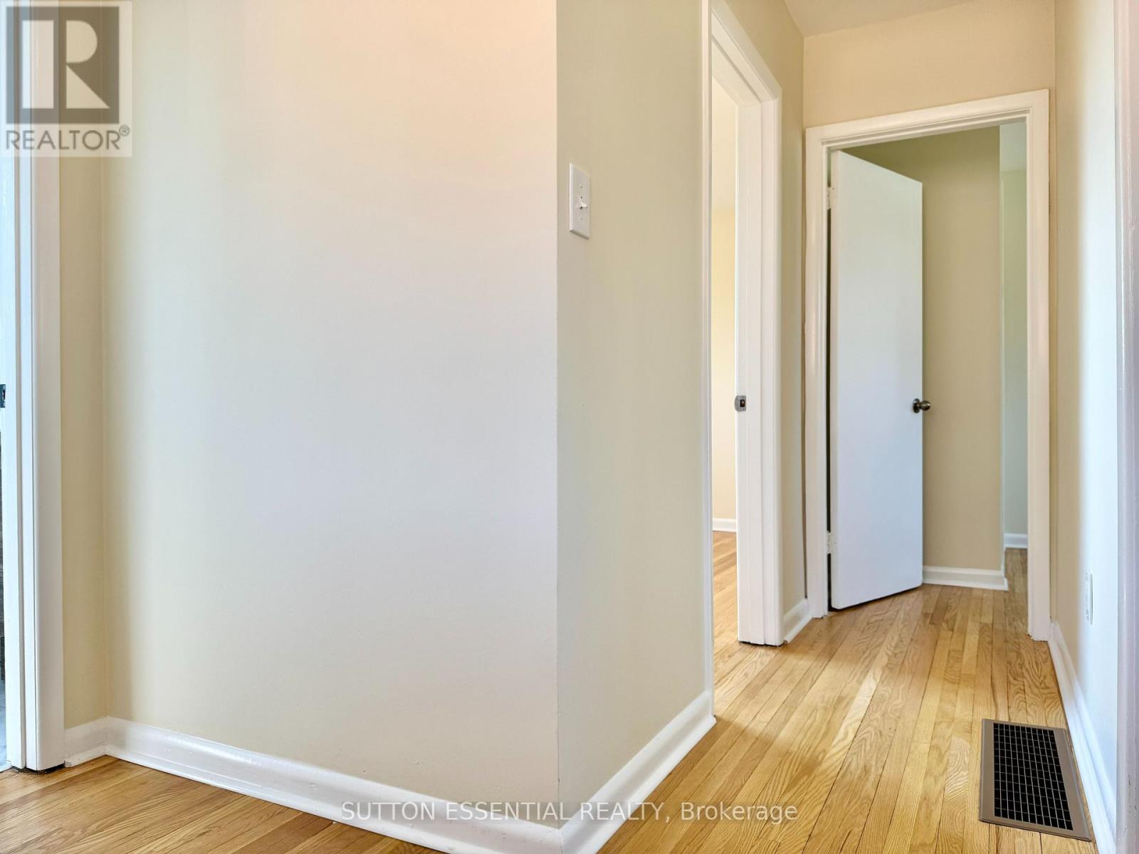 Photo 8 of 213 Perth Street, Brockville ON