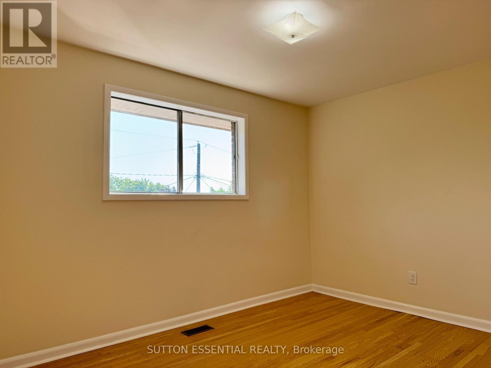 Photo 9 of 213 Perth Street, Brockville ON