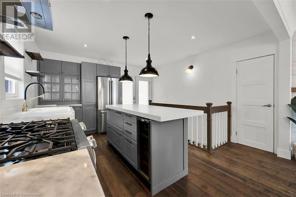 Photo 11 of 28 Marion Crescent, Dundas ON