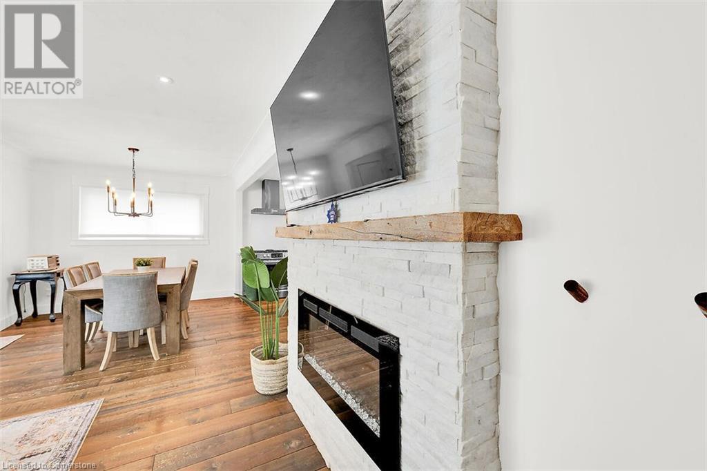 Photo 21 of 28 Marion Crescent, Dundas ON