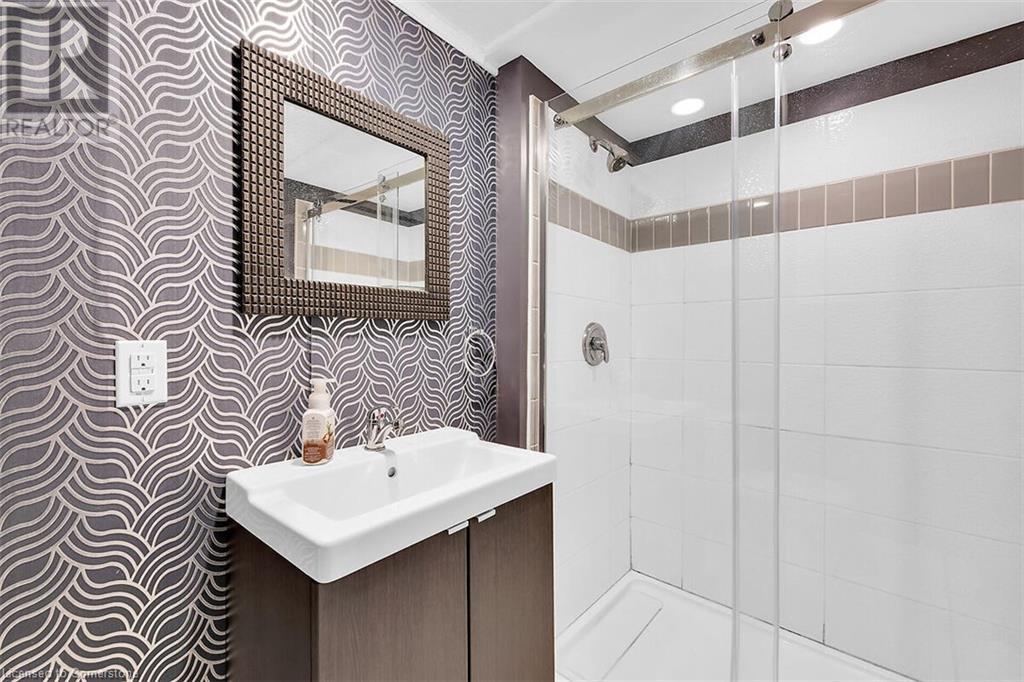 Photo 38 of 28 Marion Crescent, Dundas ON