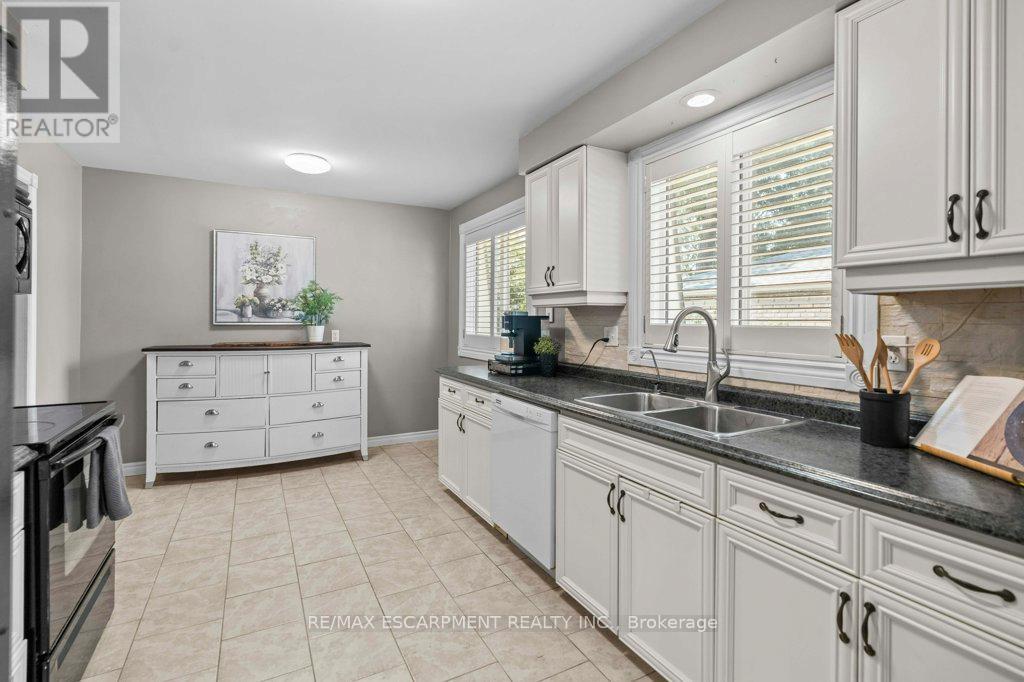 Photo 3 of 44 Cedarland Drive, Brantford ON
