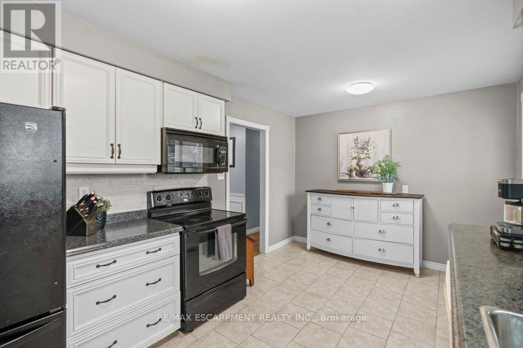 Photo 13 of 44 Cedarland Drive, Brantford ON