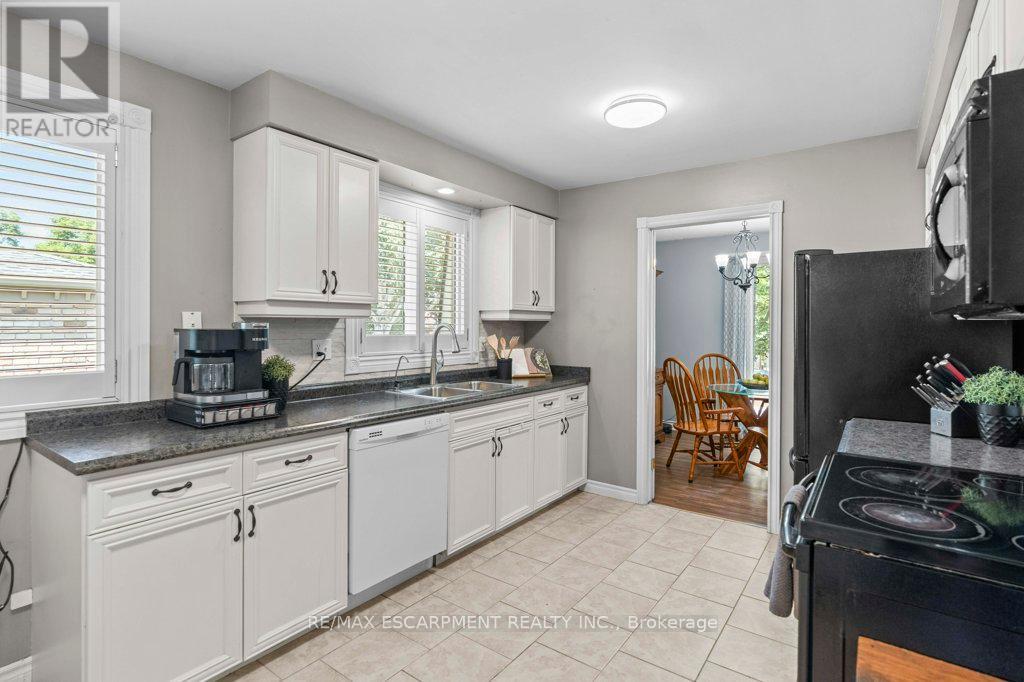 Photo 2 of 44 Cedarland Drive, Brantford ON