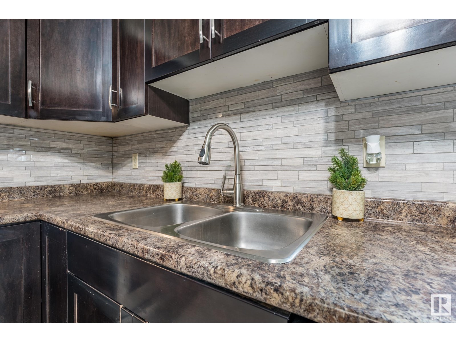 Photo 10 of 1691 Lakewood Rd S Nw, Edmonton AB