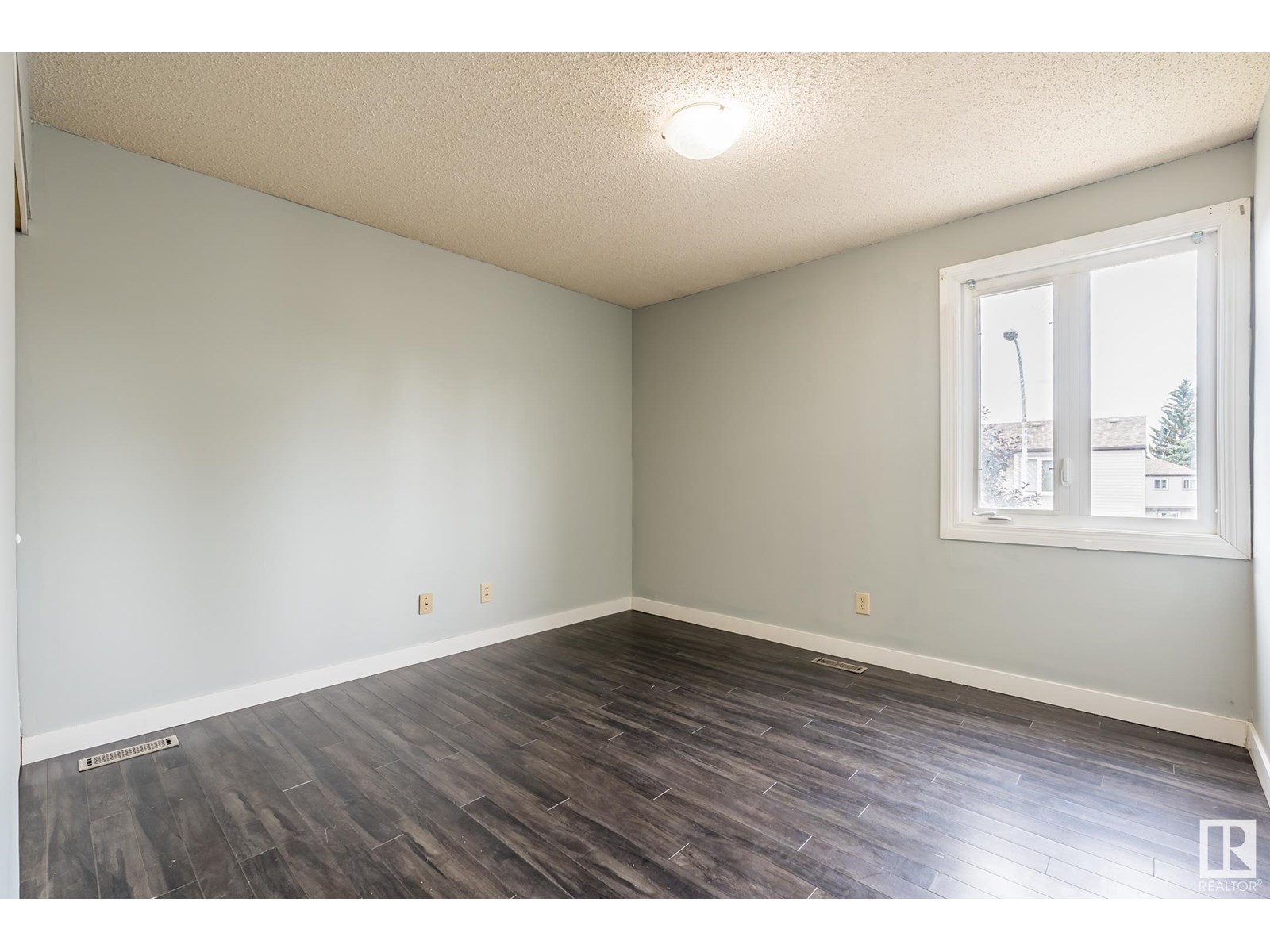Photo 13 of 1691 Lakewood Rd S Nw, Edmonton AB