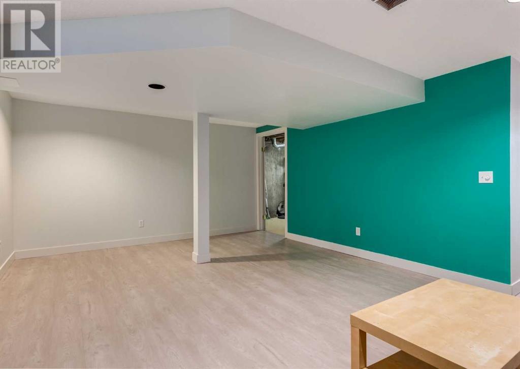 Single Family House for Sale in  Silvercreek Close NW Silver Springs Calgary 