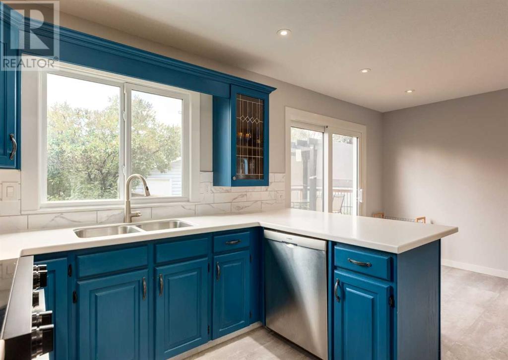 Single Family House for Sale in  Silvercreek Close NW Silver Springs Calgary 