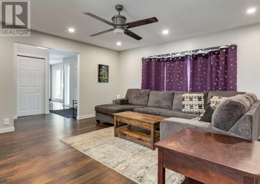 Single Family House for Sale in  Silvercreek Close NW Silver Springs Calgary 