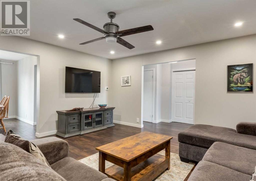 Single Family House for Sale in  Silvercreek Close NW Silver Springs Calgary 