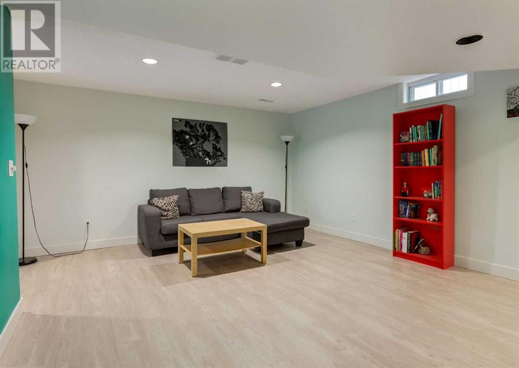 Single Family House for Sale in  Silvercreek Close NW Silver Springs Calgary 