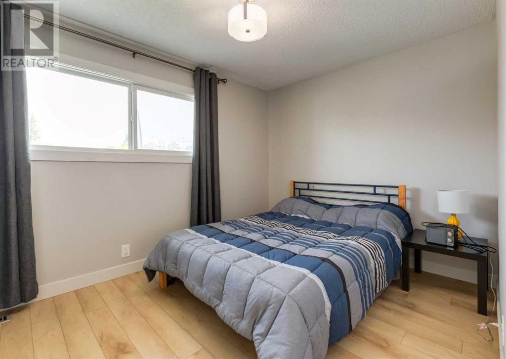 Single Family House for Sale in  Silvercreek Close NW Silver Springs Calgary 