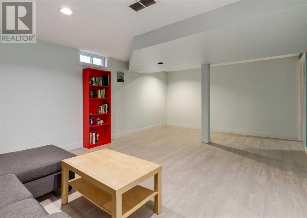 Single Family House for Sale in  Silvercreek Close NW Silver Springs Calgary 