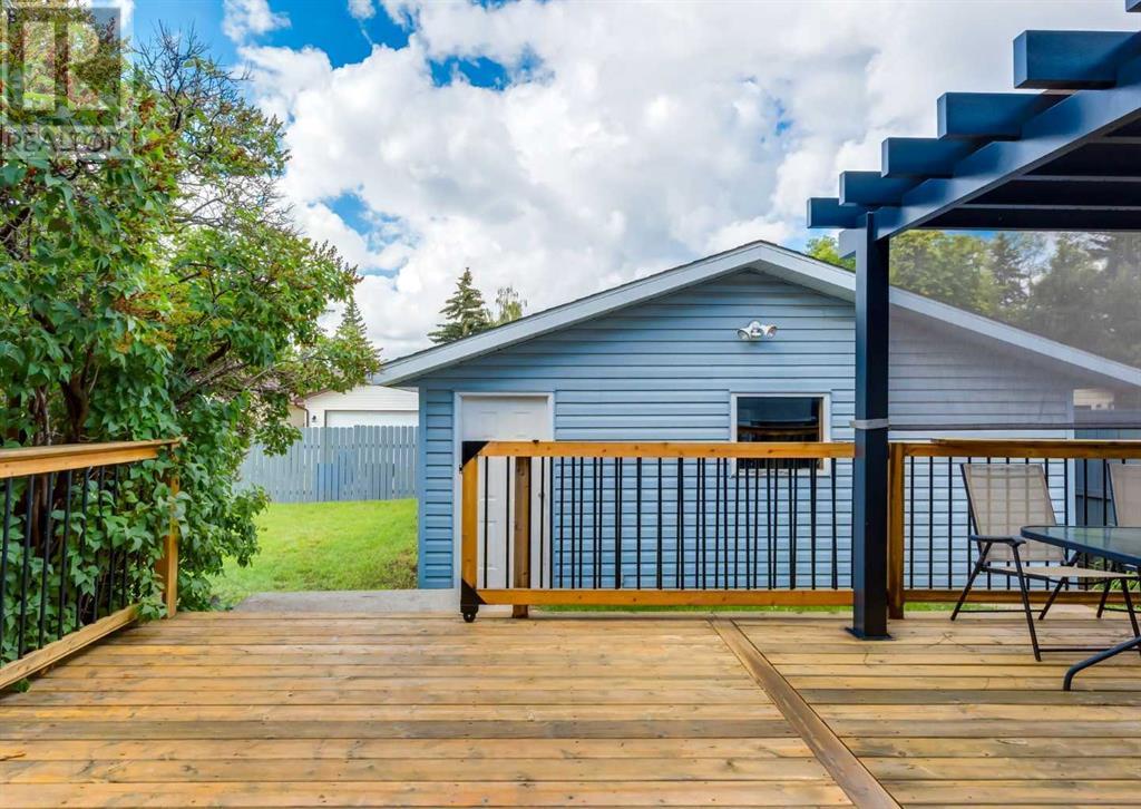 Single Family House for Sale in  Silvercreek Close NW Silver Springs Calgary 