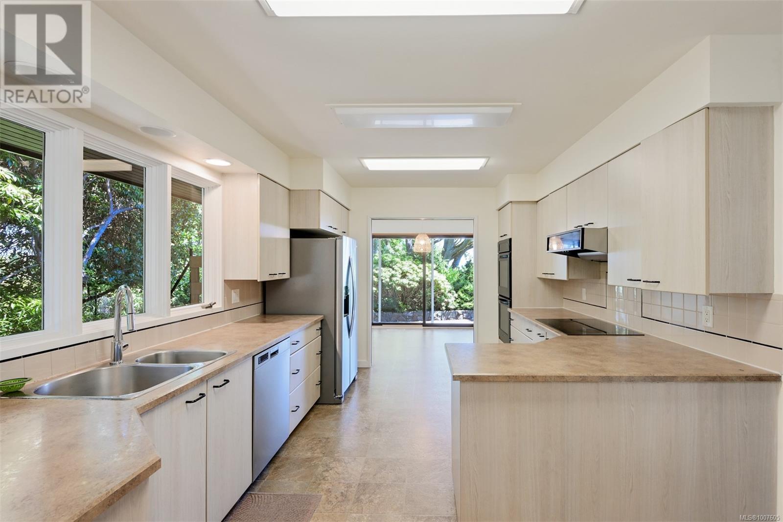 Photo 17 of 3375 Upper Terrace Rd, Oak Bay BC