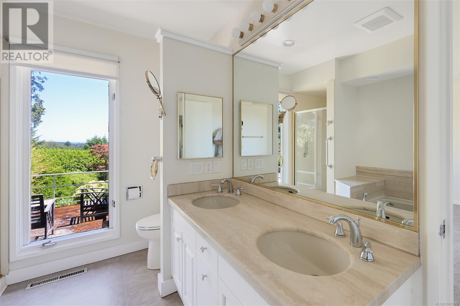 Photo 10 of 3375 Upper Terrace Rd, Oak Bay BC