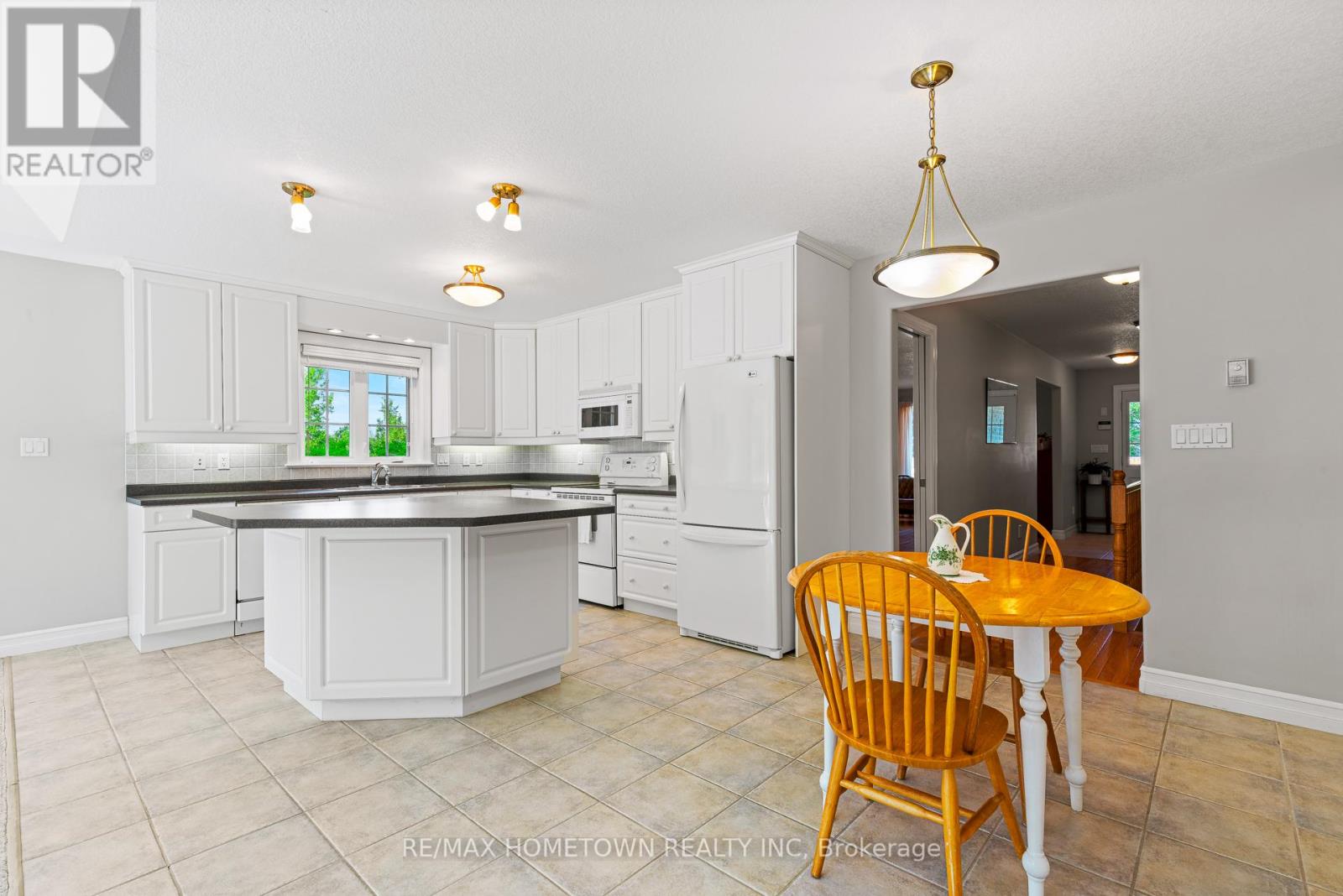 Photo 7 of 1026 Crestwood Drive, Brockville ON