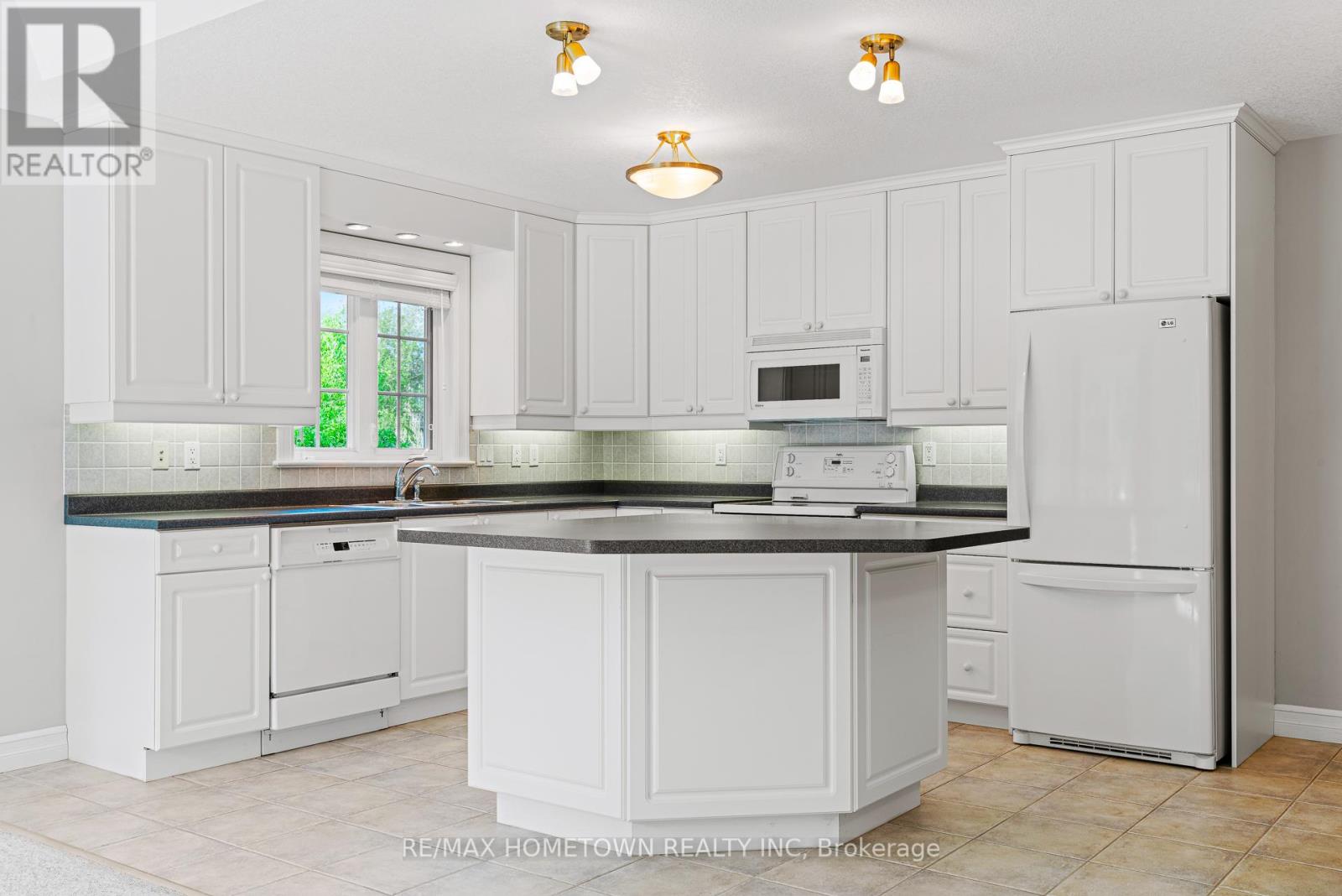 Photo 9 of 1026 Crestwood Drive, Brockville ON