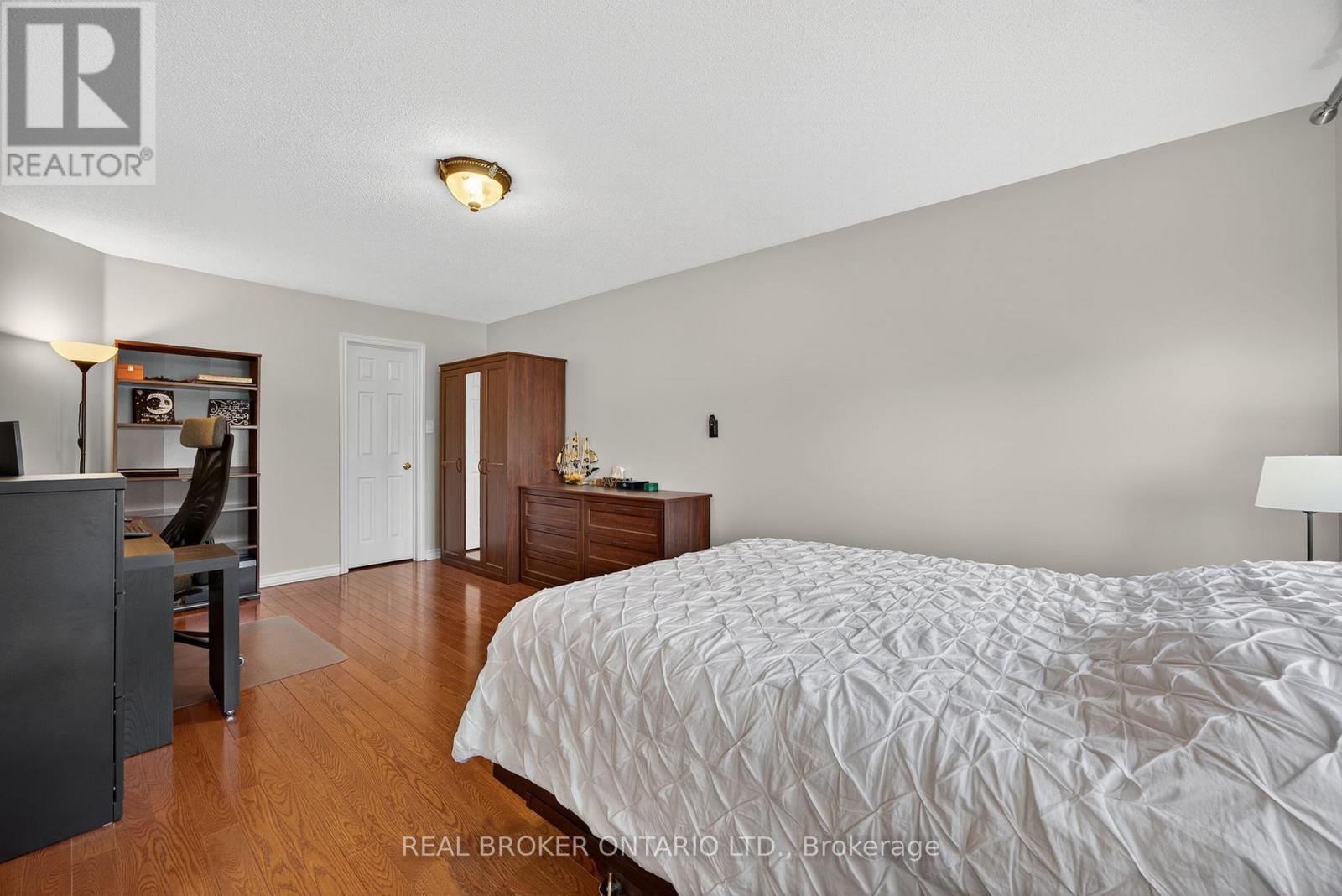 Photo 32 of 115 Birchwood Drive, Barrie ON