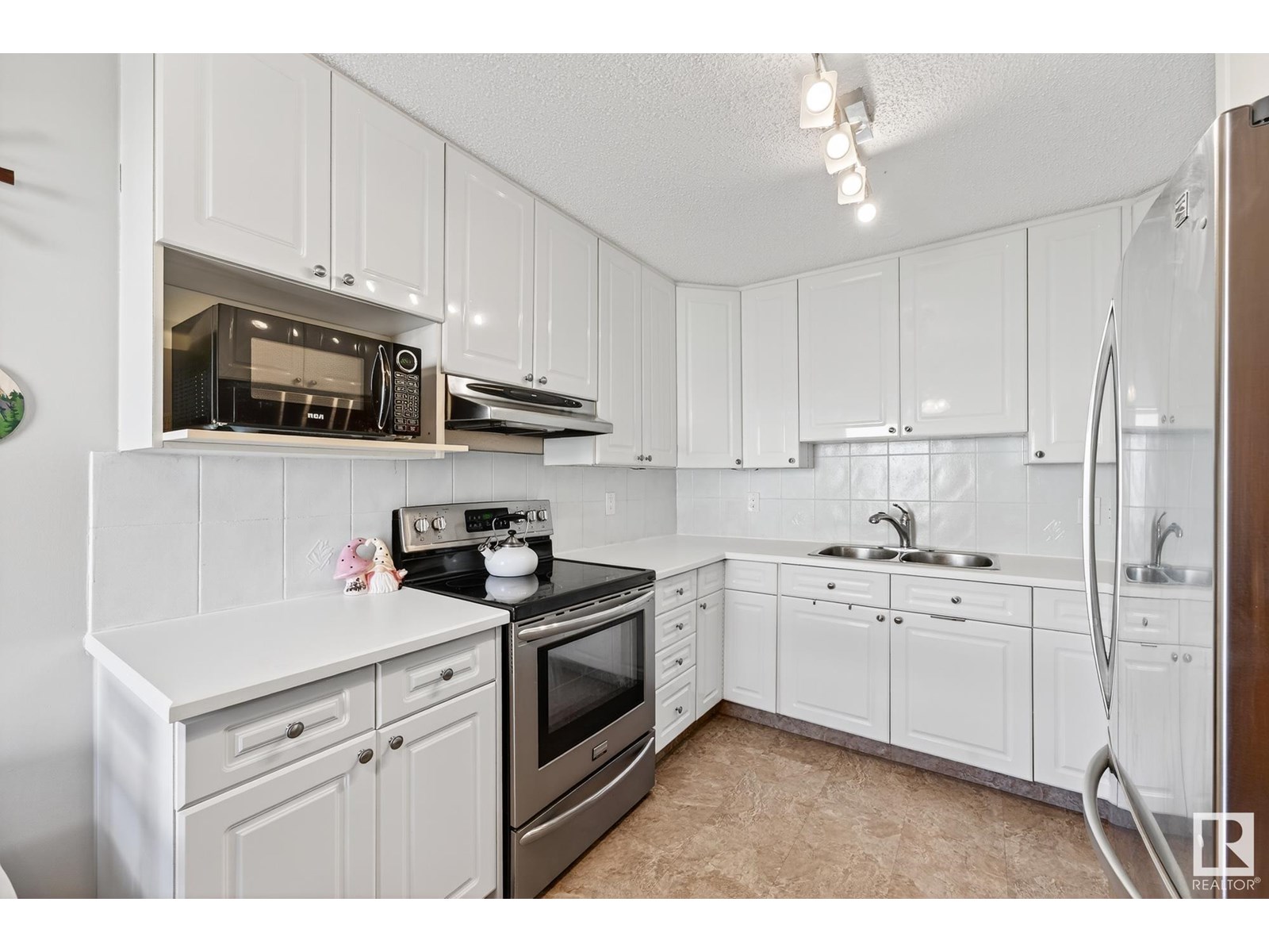 Photo 5 of 14009 121 St Nw, Edmonton AB