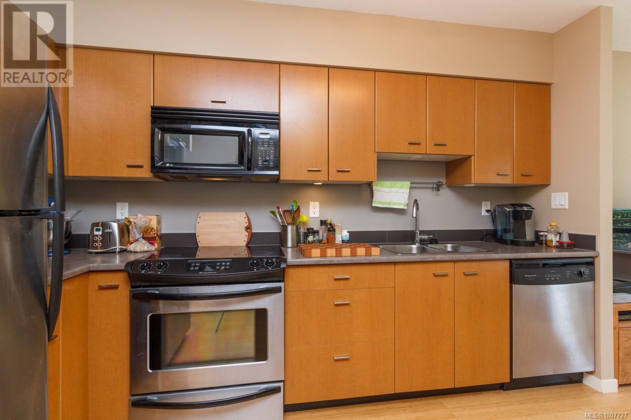 Photo 13 of 110 751 Fairfield Rd, Victoria BC