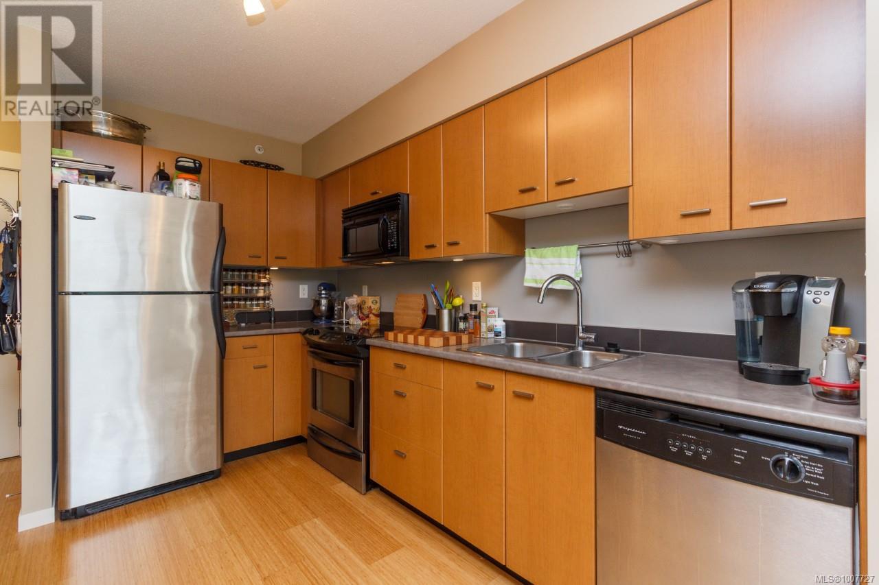 Photo 2 of 110 751 Fairfield Rd, Victoria BC