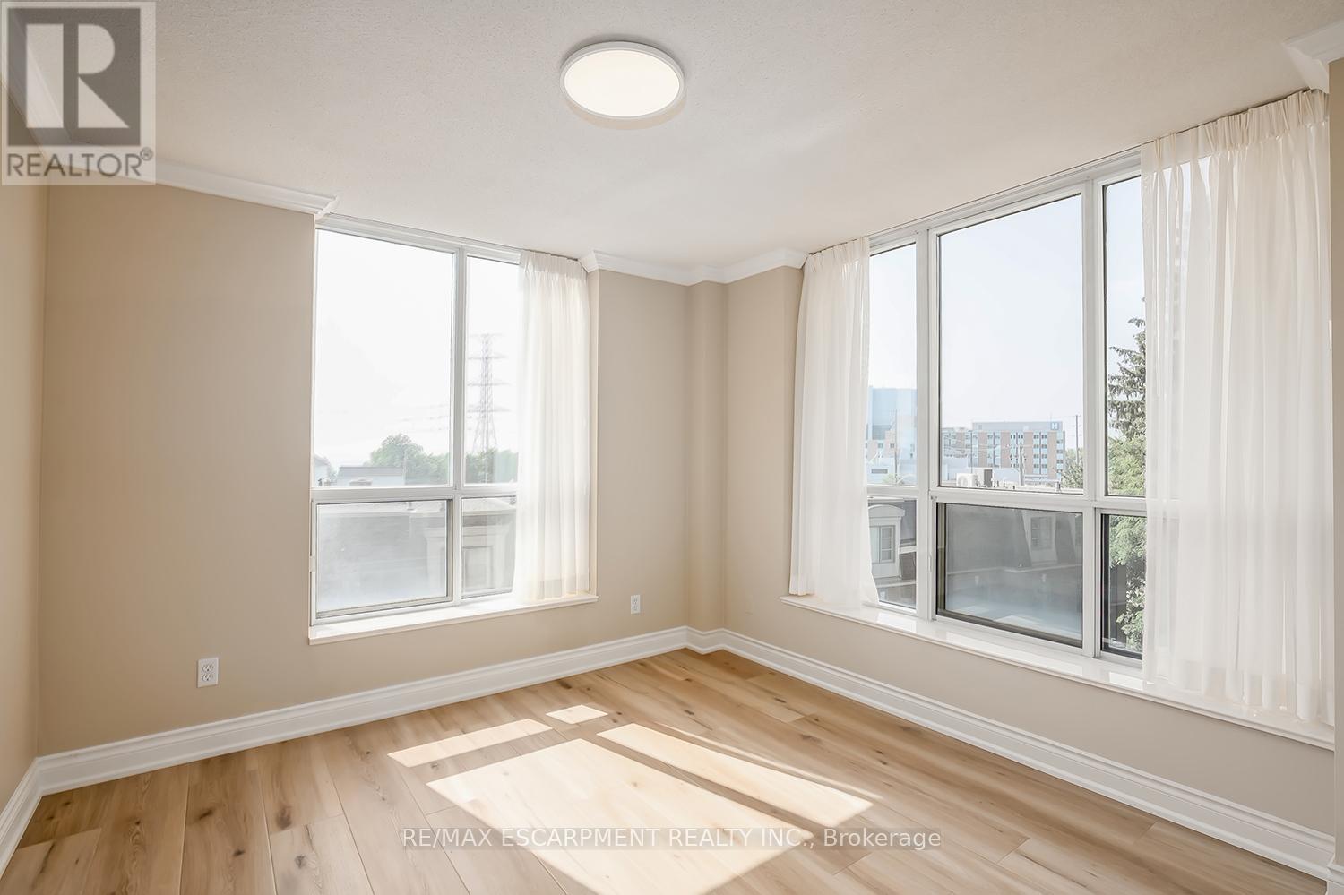 Photo 26 of 408 442 Maple Avenue, Burlington ON