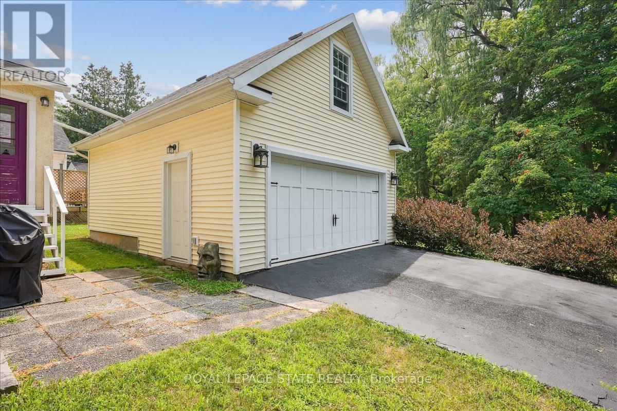 Photo 31 of 94 Centre Street, Niagaraonthelake ON