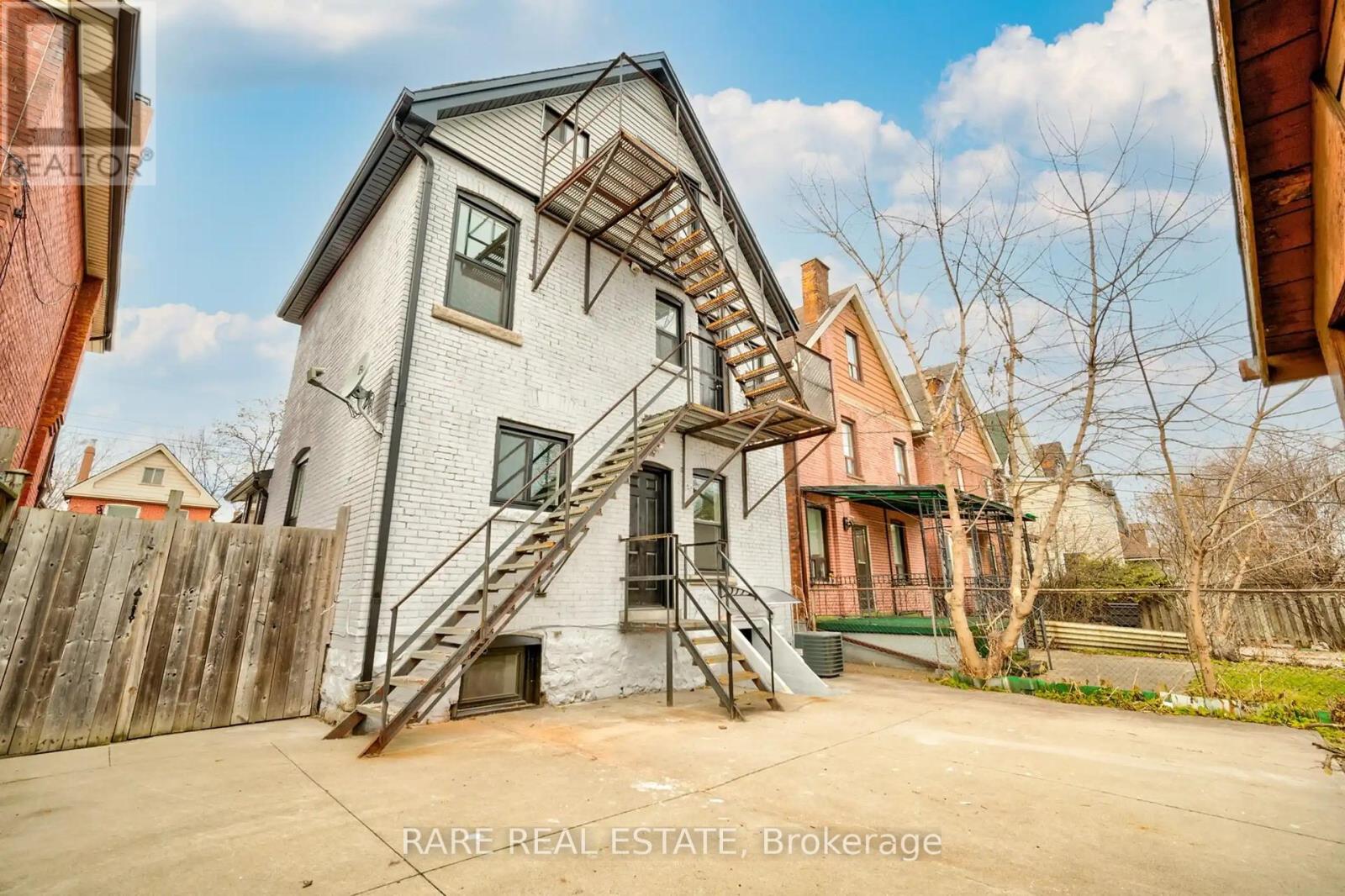 Photo 3 of 26 Fairleigh Avenue N, Hamilton ON