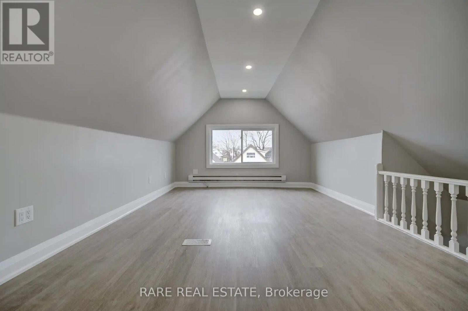 Photo 9 of 26 Fairleigh Avenue N, Hamilton ON