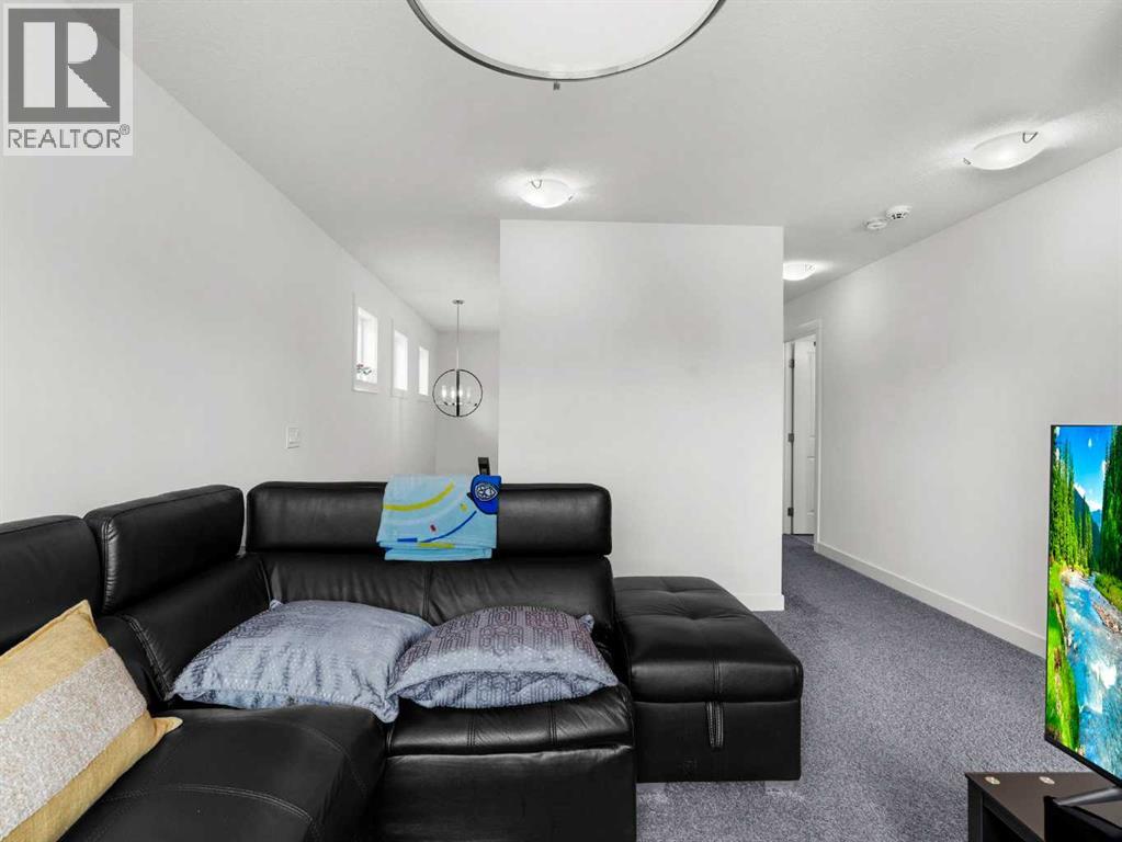 Photo 3 of 18 West Grove Mews Sw, Calgary AB