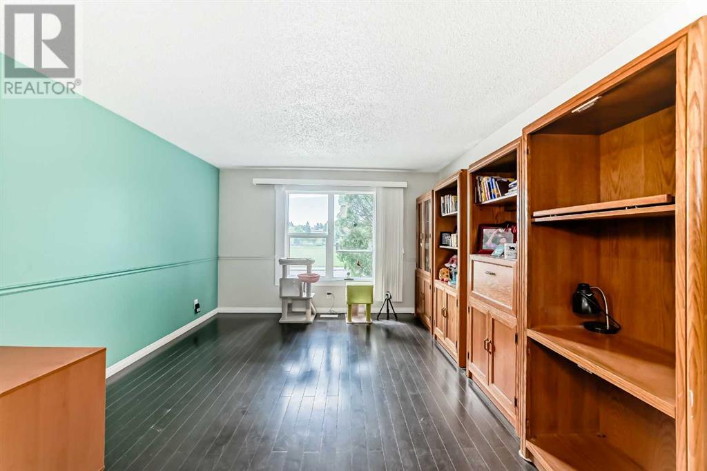 Single Family House 3 Level for Sale in   Street NE Pineridge Calgary 