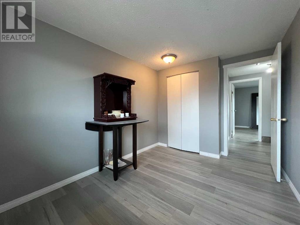 Single Family House for Sale in  Pineson Place NE Pineridge Calgary 