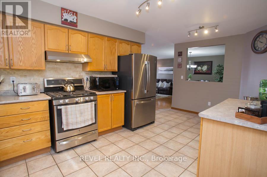 Photo 11 of 23 Garners Lane, Brantford ON