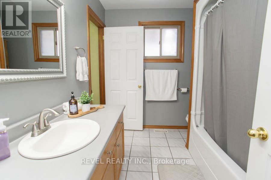 Photo 17 of 23 Garners Lane, Brantford ON