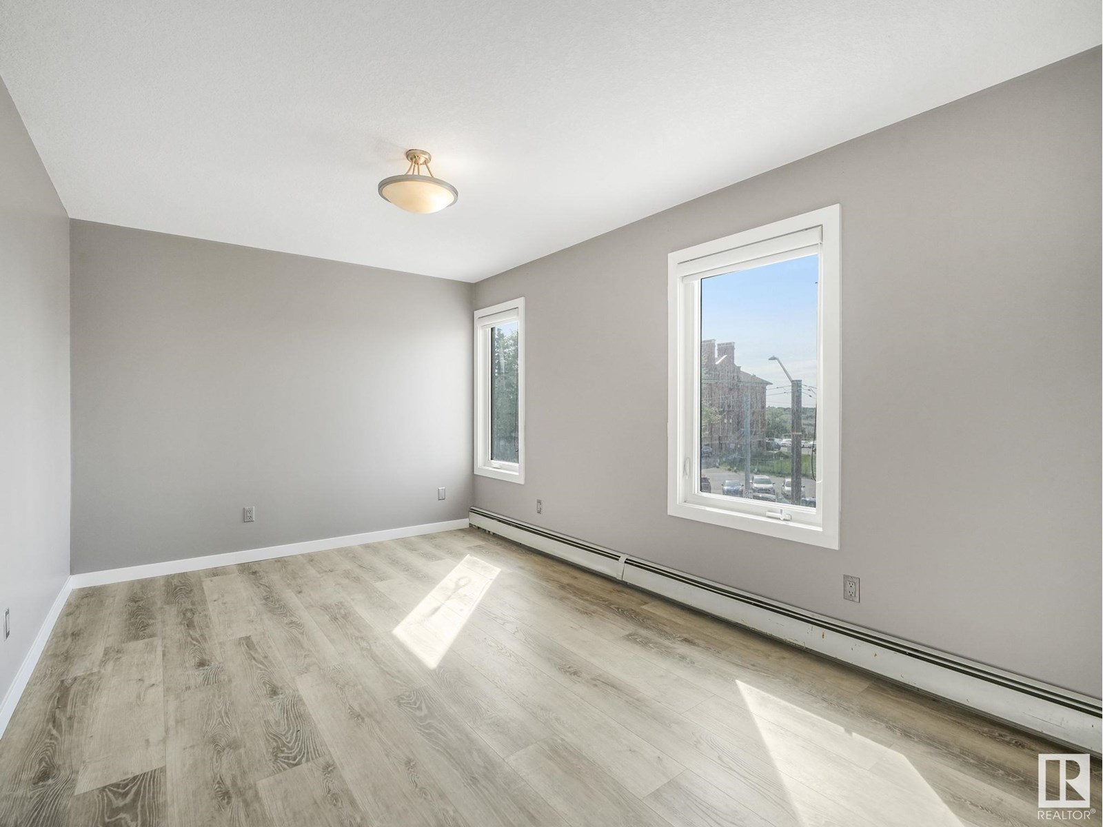 Photo 4 of 303 9336 Jasper Av Nw, Edmonton AB