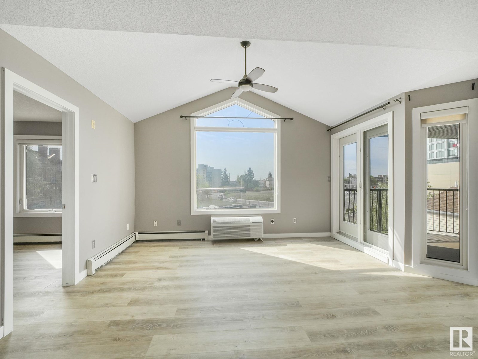 Photo 8 of 303 9336 Jasper Av Nw, Edmonton AB