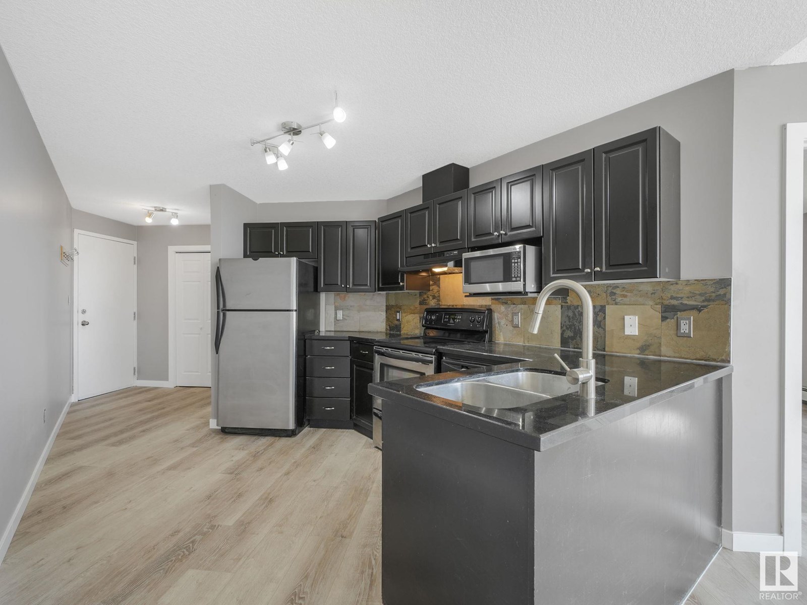 Photo 18 of 303 9336 Jasper Av Nw, Edmonton AB