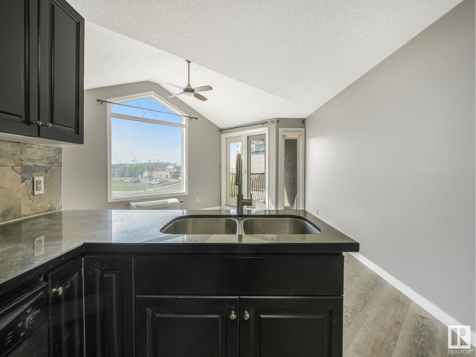 Photo 3 of 303 9336 Jasper Av Nw, Edmonton AB