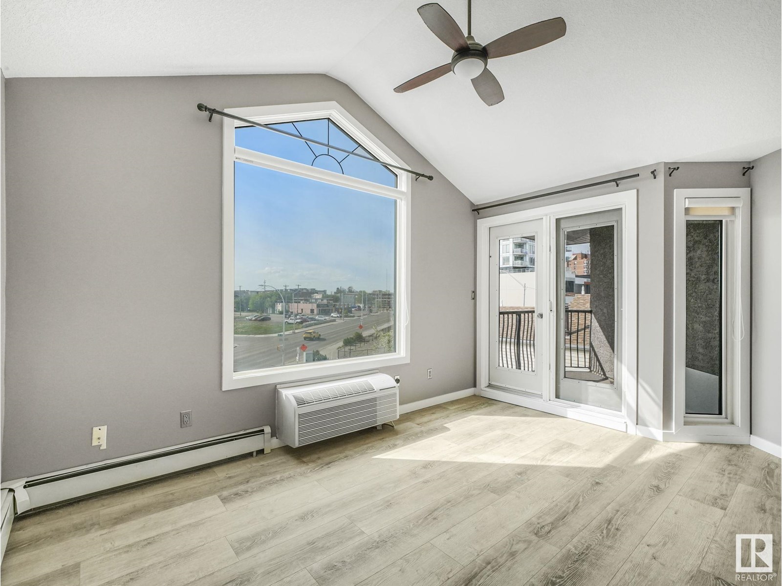 Photo 21 of 303 9336 Jasper Av Nw, Edmonton AB