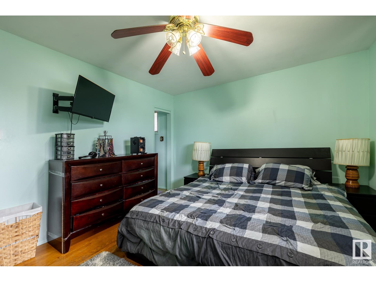 Photo 11 of 13303 58 St Nw, Edmonton AB