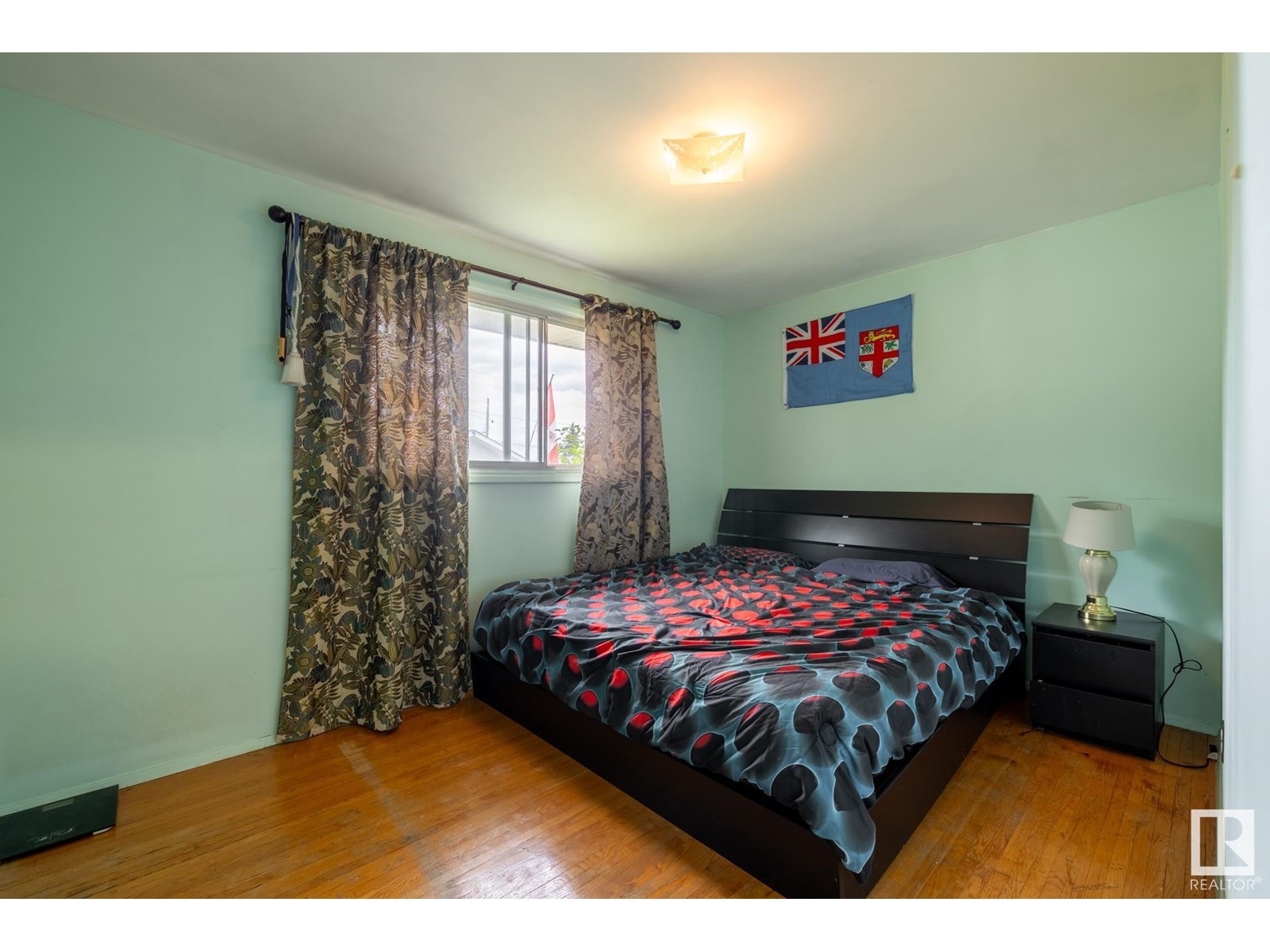 Photo 14 of 13303 58 St Nw, Edmonton AB